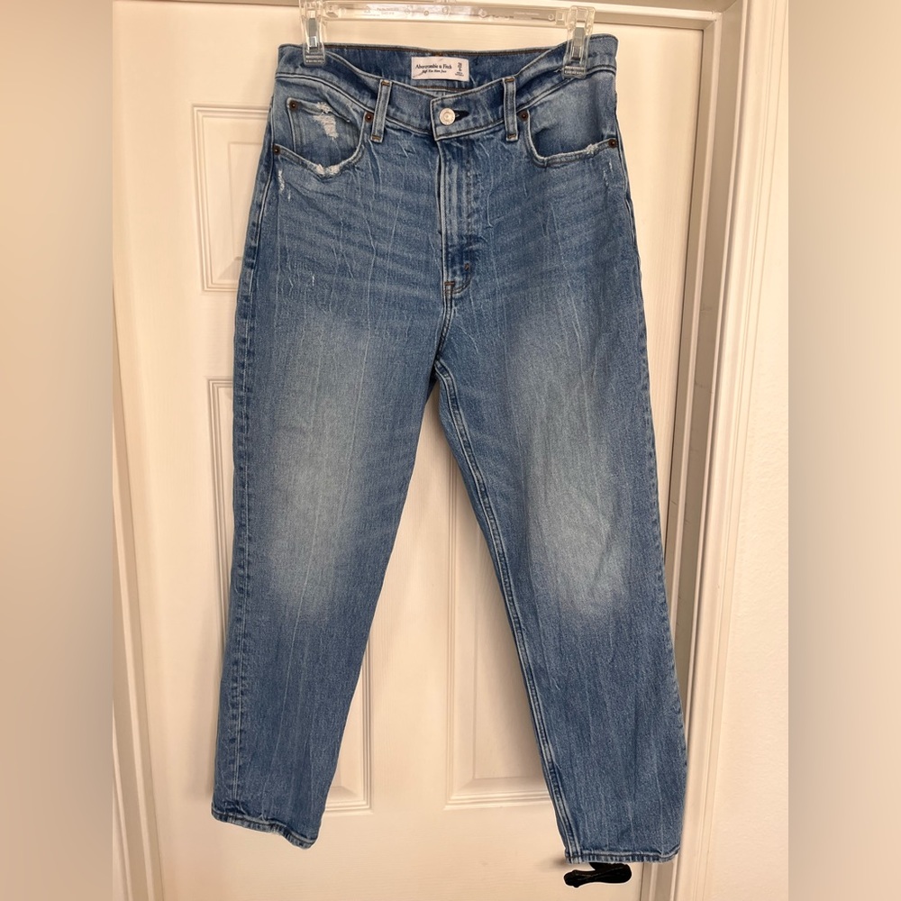 Abercrombie & Fitch High Rise Mom Jean 29/8 Light Distressing EUC 29 8